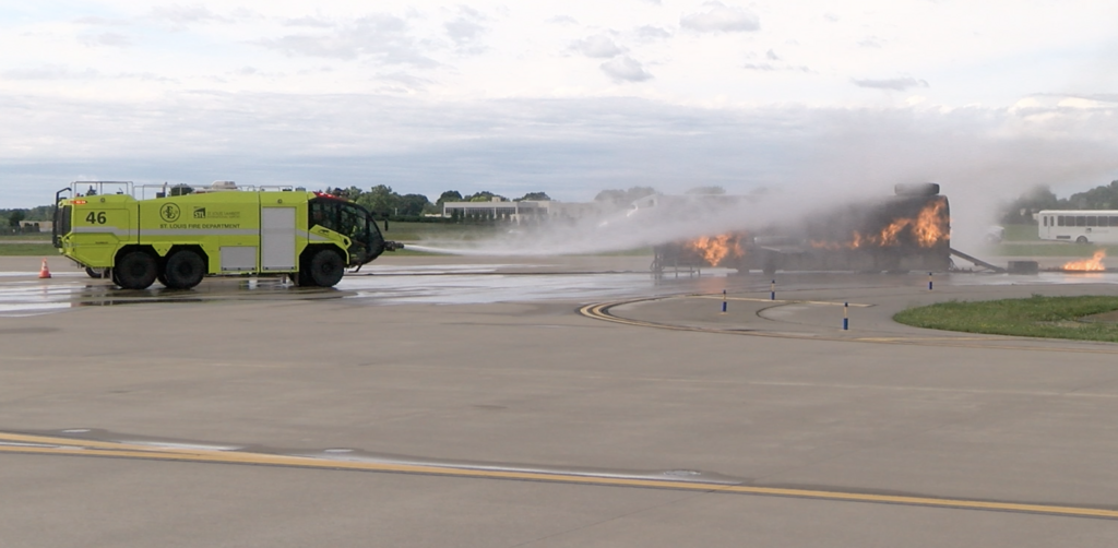Ejercicio de Emergencia en el Aeropuerto Lambert (STL) Simula Accidente de Avión con Dron 1